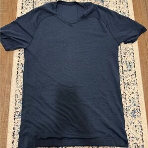 Lululemon Men’s Metal Vent Tech short-sleeve shirt - Size: Medium, Color: Blue